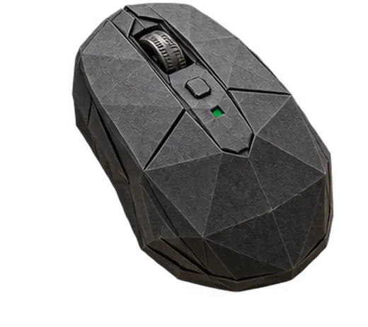 La souris Sourigami vue de trois quarts, avec son rendu à facettes façon pliage de papier